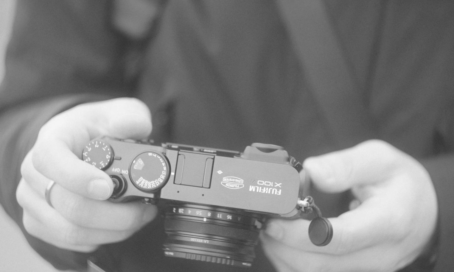 Fotografo che cattura un momento durante un viaggio, mostrando l'essenza del storytelling visivo