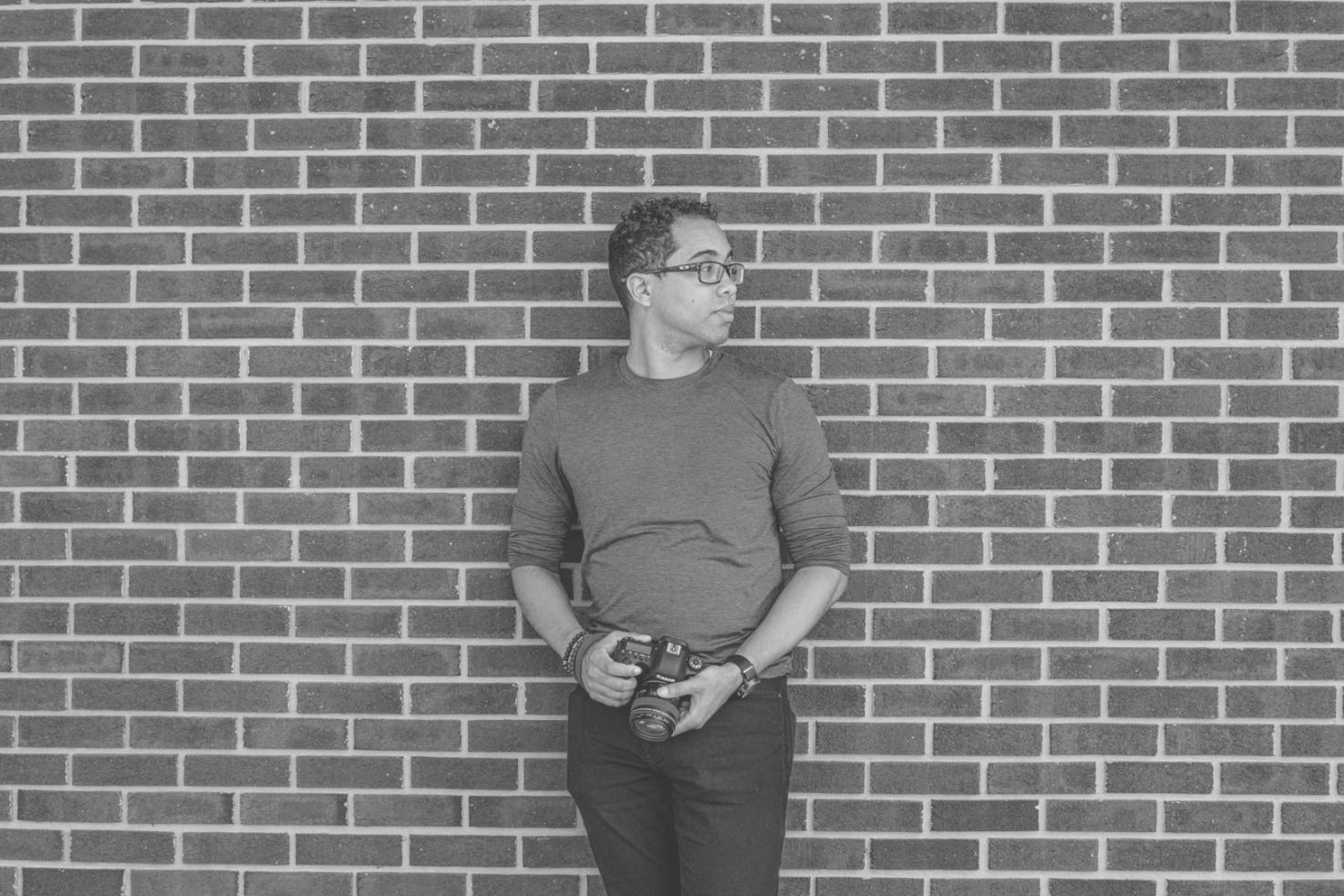 Fotografo che cattura un tramonto mozzafiato durante un viaggio