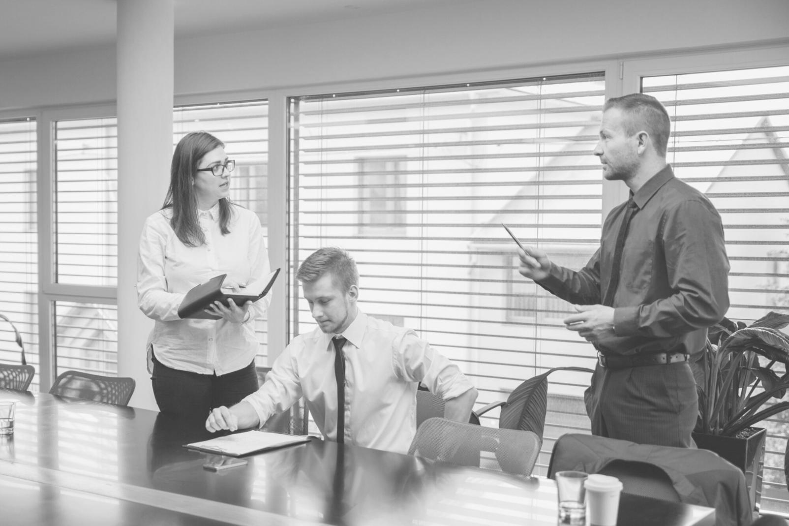 Fotografo che cattura un paesaggio durante il tramonto, dimostrando la passione per la fotografia di viaggio
